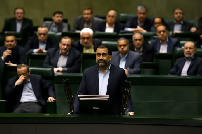 شروع نشست پشت درهای بسته مجلس با حضور وزیر اقتصاد؛ گفت‌وگوهای اقتصادی در سایه سکوت رسانه‌ای